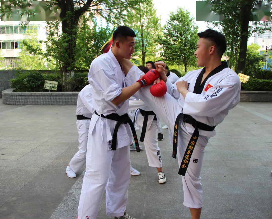 维也纳体能教练认真备战周中战事 维也纳体能教练认真备战周中战事