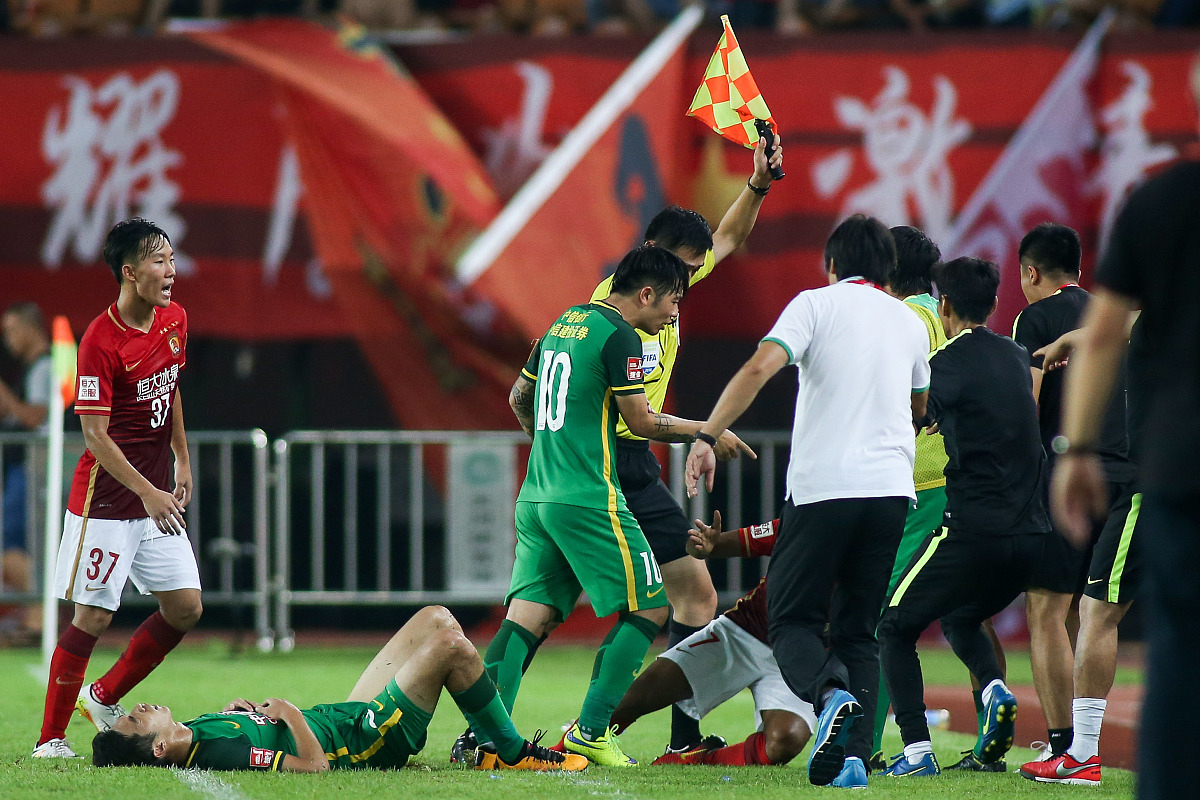 球场上的较量,国内足球队夺取胜利的喜悦的简单介绍 球场上的较量,国内足球队夺取胜利的喜悦的简单介绍