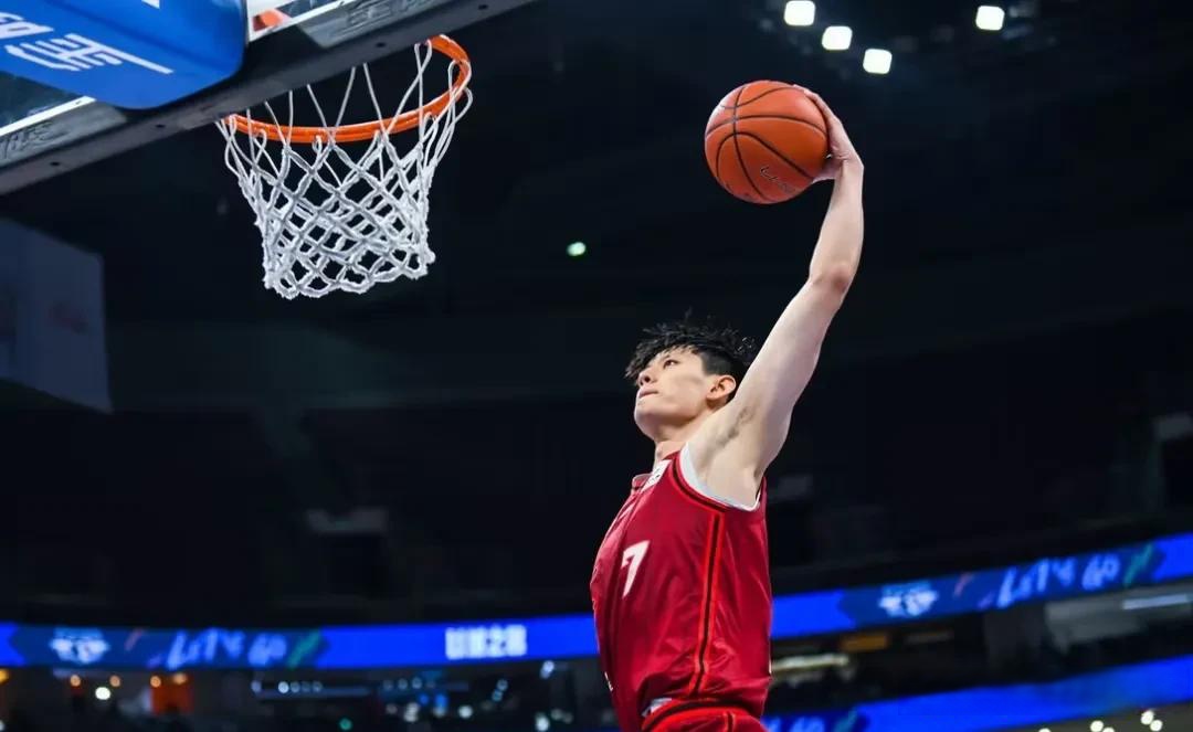 狼堡队员表现抢眼,助球队取得一场胜利 狼堡队员表现抢眼,助球队取得一场胜利