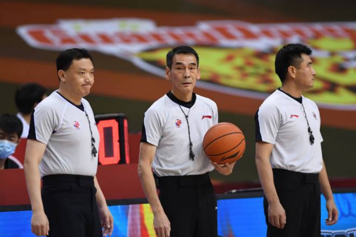 疑似犯规事件引发球迷争议,篮球联赛裁判受质疑的简单介绍 疑似犯规事件引发球迷争议,篮球联赛裁判受质疑的简单介绍