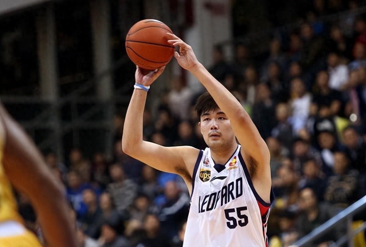 主教练火线接手球队,带领球员突破困境 主教练火线接手球队,带领球员突破困境