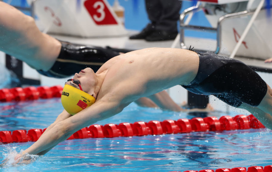 俄罗斯选手勇夺银牌,表现强劲 俄罗斯选手勇夺银牌,表现强劲