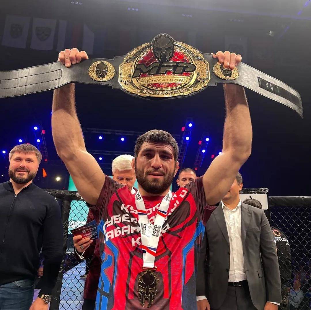 俄罗斯选手勇夺银牌,表现强劲 俄罗斯选手勇夺银牌,表现强劲