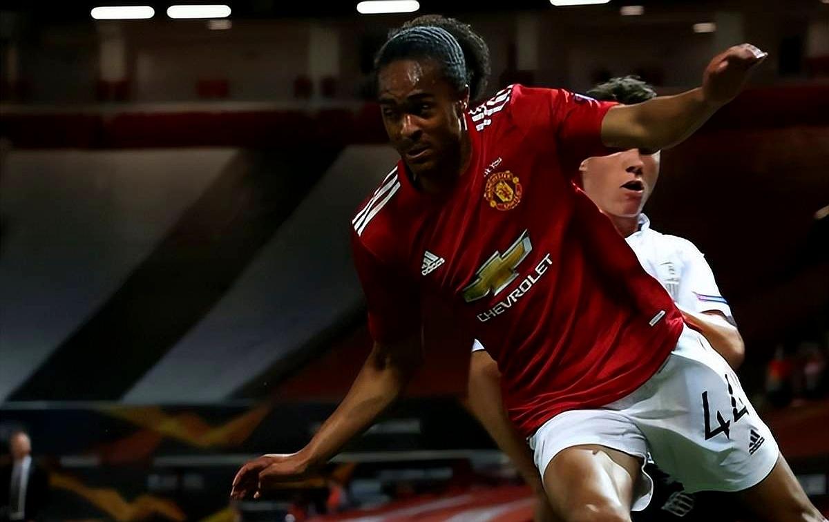 曼联遭遇新外援上阵,继续争冠 曼联遭遇新外援上阵,继续争冠