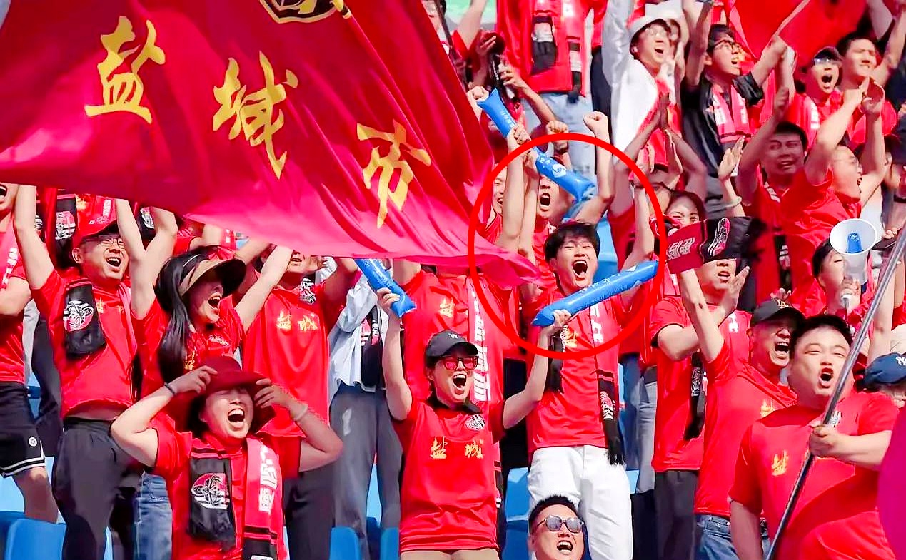 包含世界各地球迷为重要联赛呈现热情支持的词条