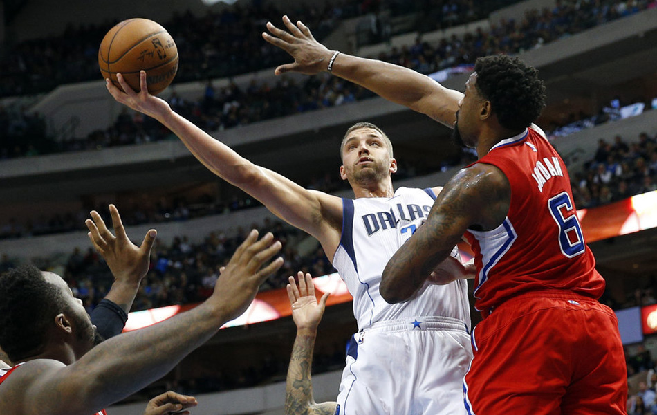 快船绝杀小牛总比分2-2平 快船绝杀小牛总比分2-2平