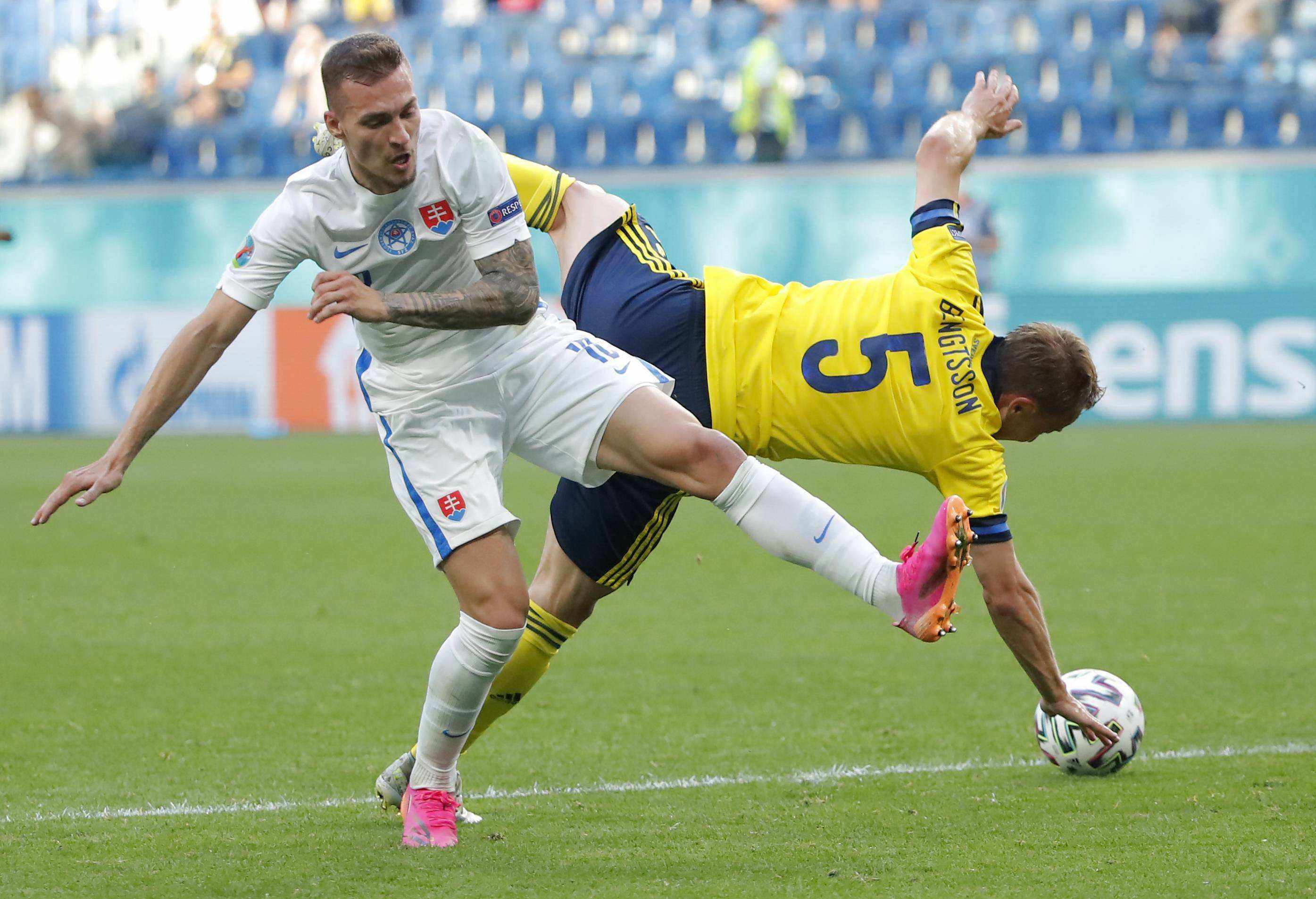 欧国联赛争夺激烈,球员展现技巧 欧国联赛争夺激烈,球员展现技巧